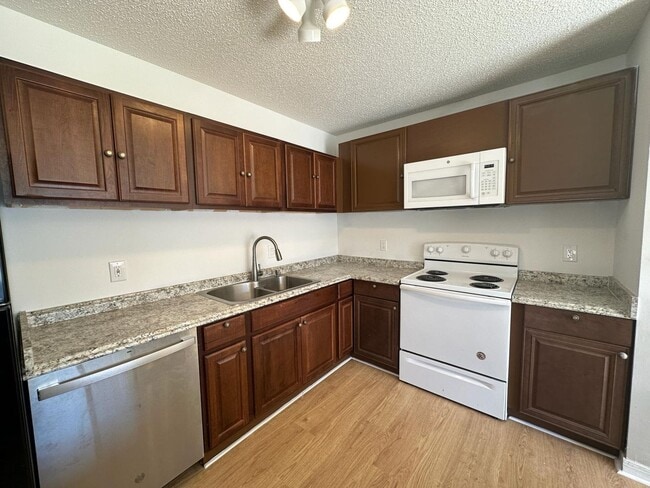 Building Photo - 556 Holly Dr