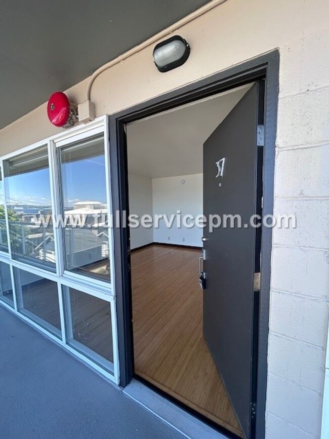 Building Photo - Alki Beach Living! Comfy 1 BD! Puget Sound Views! Super Sunsets!