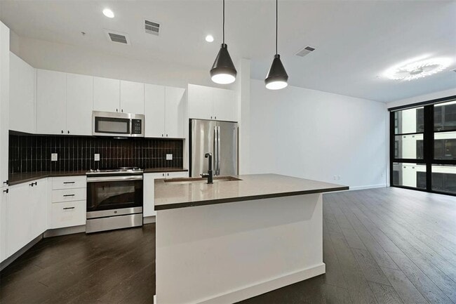 Building Photo - 800 Embassy Dr