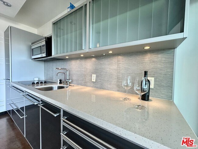 Building Photo - 999 N Doheny Dr