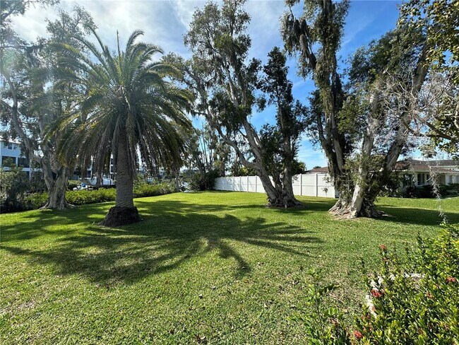 Building Photo - 812 Bayview Dr