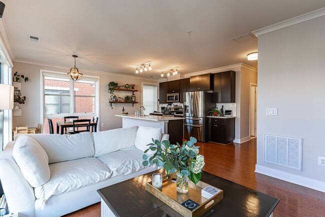 Building Photo - 2 Bed, 2 Bath Condo Bathed in Natural Light