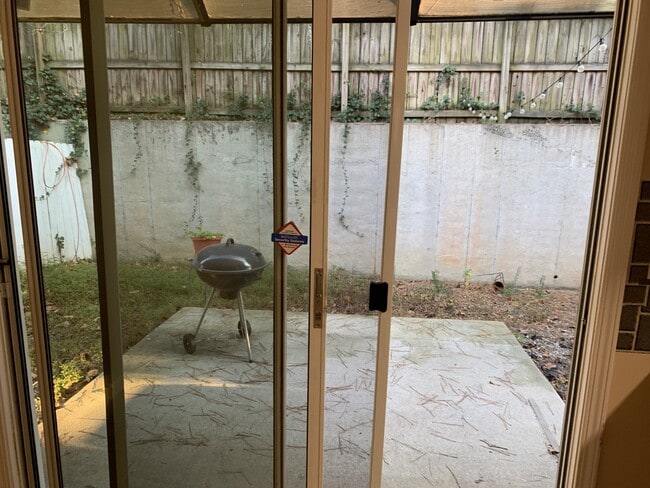 Building Photo - 3329 Fernview Dr