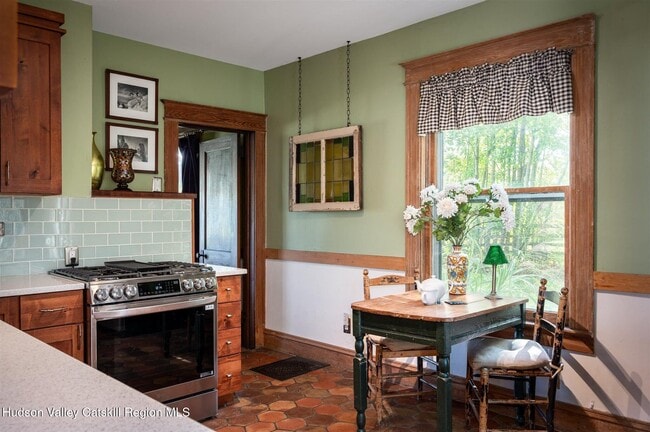 Building Photo - 703 Church Ave