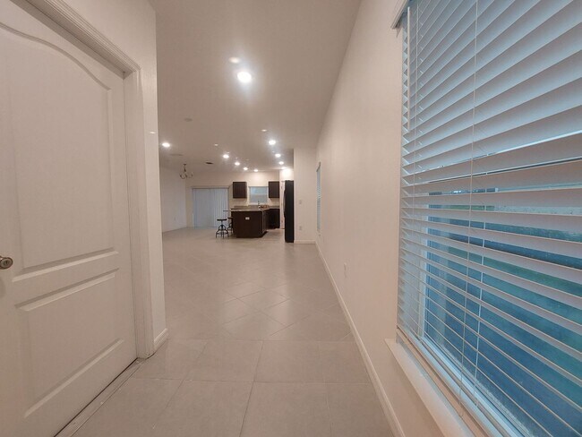Building Photo - Beautiful 3 Bedroom 2 1/2 Bathroom House i...