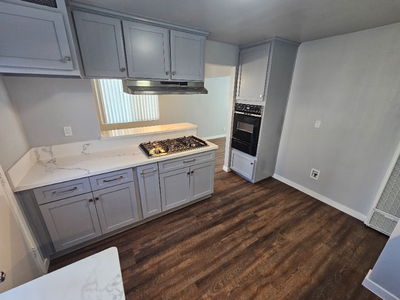 Building Photo - 1533 W 84th St