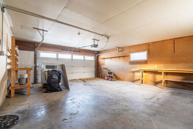 Building Photo - 204 19th Ave NW