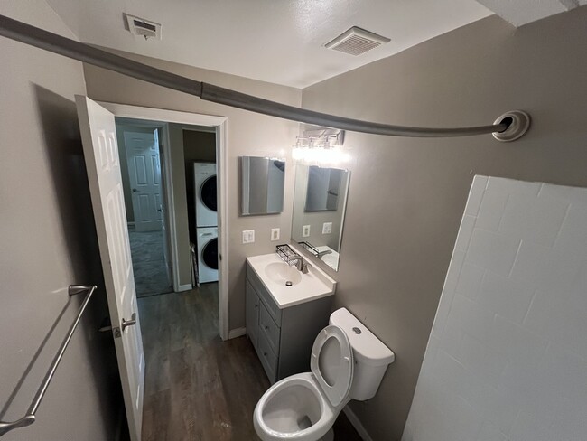 Building Photo - 2 Banyan Wood Ct