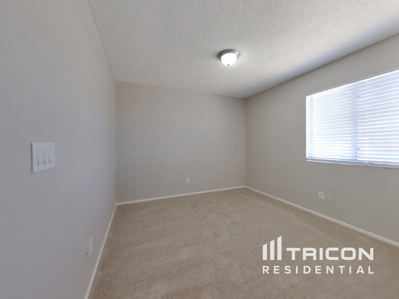 Building Photo - 8602 W Sells Dr