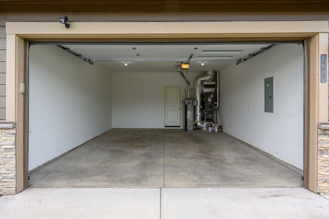 Building Photo - New listing!  Modern, A/C, Washer & Dryer included!