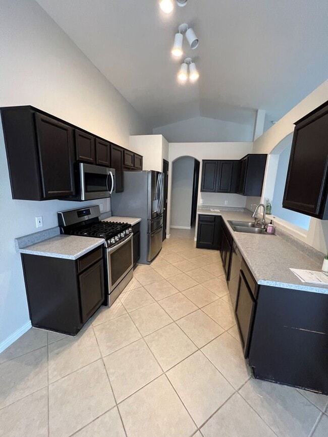 Building Photo - HOUSE FOR RENT