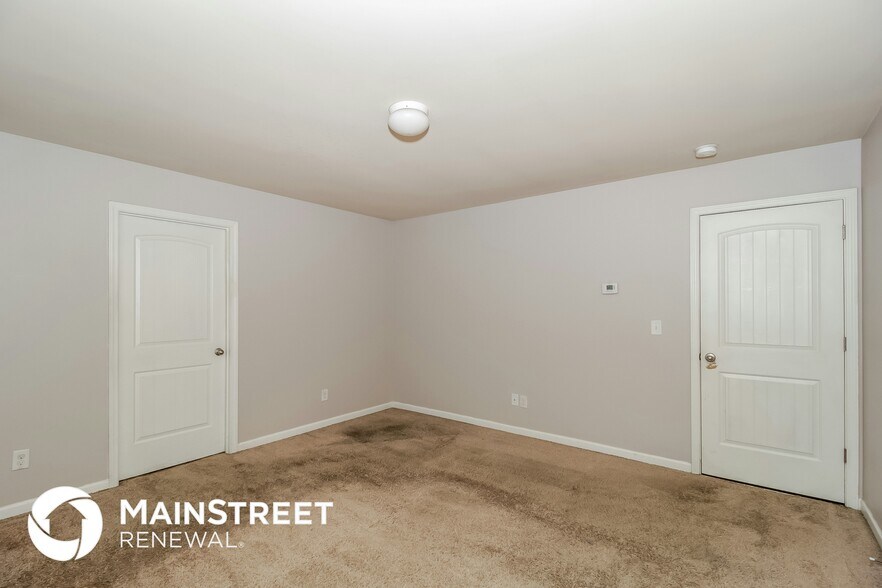 Building Photo - 2944 S Hills