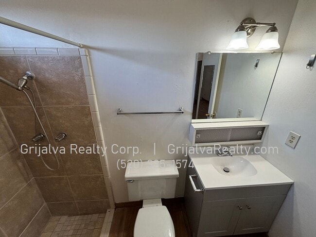 Building Photo - 3 Bed, 2 Bath Townhouse for Rent on the East Side (Escalante/Kolb)