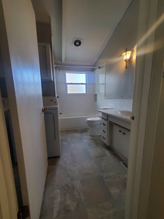 Building Photo - Spacious Ranch Style 4 BR Available in Aug...