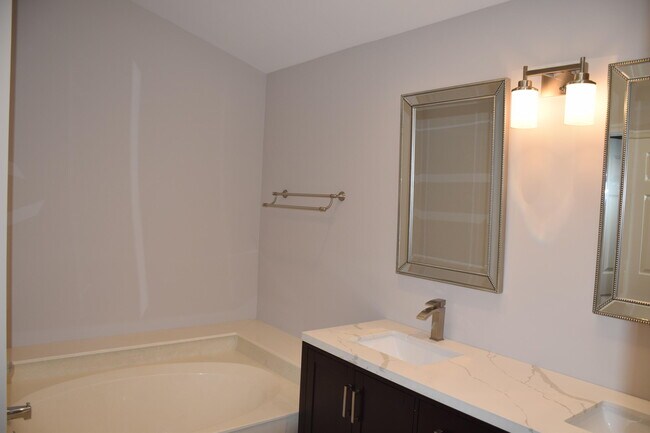 Building Photo - 210 Canterbury Dr W