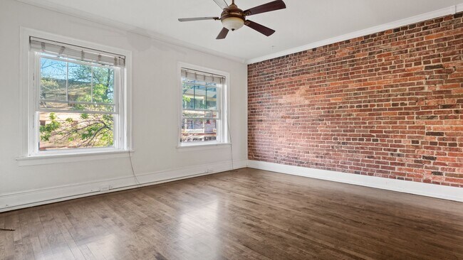 Building Photo - Darling 2 bedroom, 1 bath Capital Hill Condo