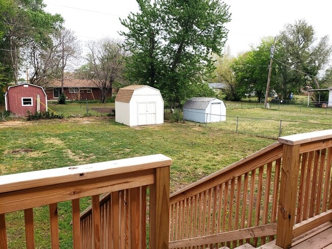 Building Photo - Large 4 bed / 2 bath house for rent