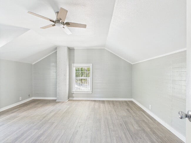 Building Photo - Gorgeous 4/3 in Quiet Neighborhood Utiliti...