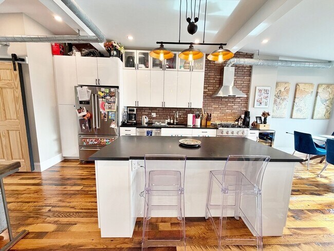 Building Photo - 63 Marion St