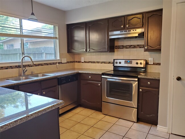 Building Photo - 16315 Thistleglen Dr