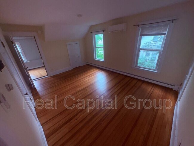 Building Photo - 376 Kenwood Ave
