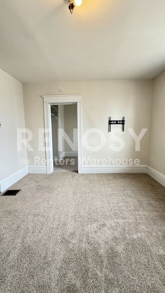 Building Photo - 935 Sims Ave