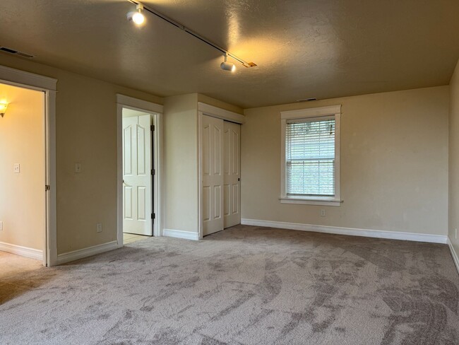 Building Photo - Beautiful large house in the South Hills!  $1,000 OFF YOUR FIRST MONTH'S RENT!