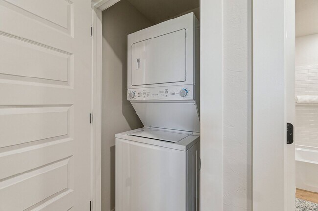 Building Photo - **New tenant incentive! Receive ($1200 CREDIT) applied to 2nd month's rent! Don’t miss your chanc...