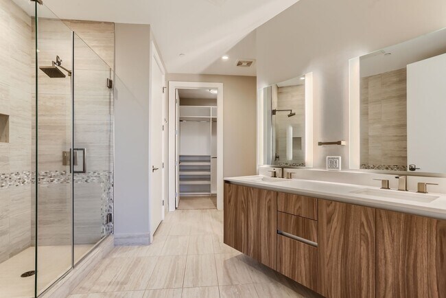 Building Photo - 1BD, 1.5BA Lakehouse Condo on the 6th Floor