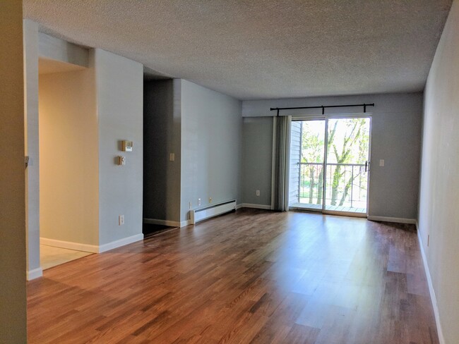 Building Photo - Charming 2 Bed 1.5 Bath Condo Near Microsoft