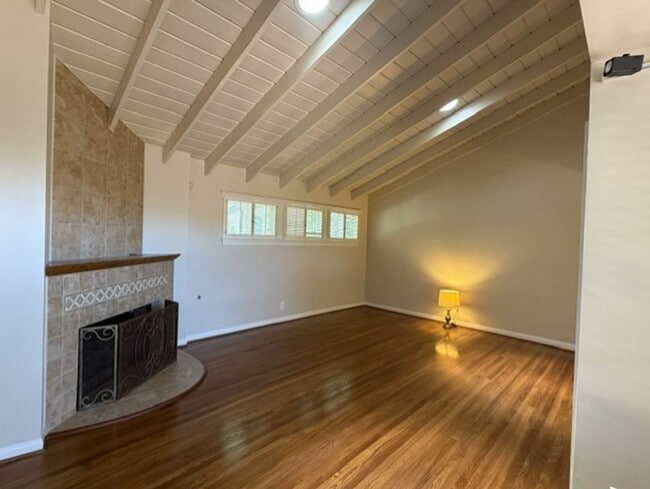 Building Photo - Spacious & Charming 3 Bedroom and a Den Home with Beautiful Updates