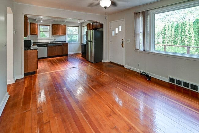 Building Photo - Charming 2-bed/1-bath Steps From Lake Monona