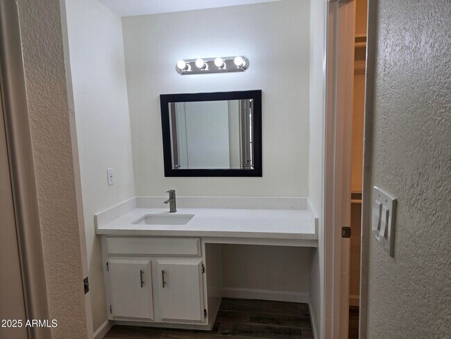 Building Photo - 715 N Arrowhead Dr