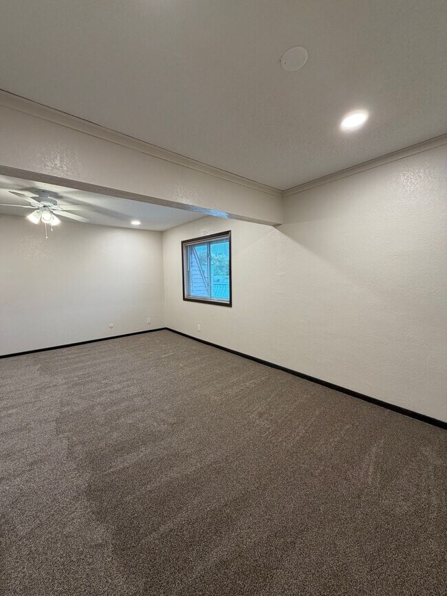 Building Photo - 1260 Larpenteur Ave W