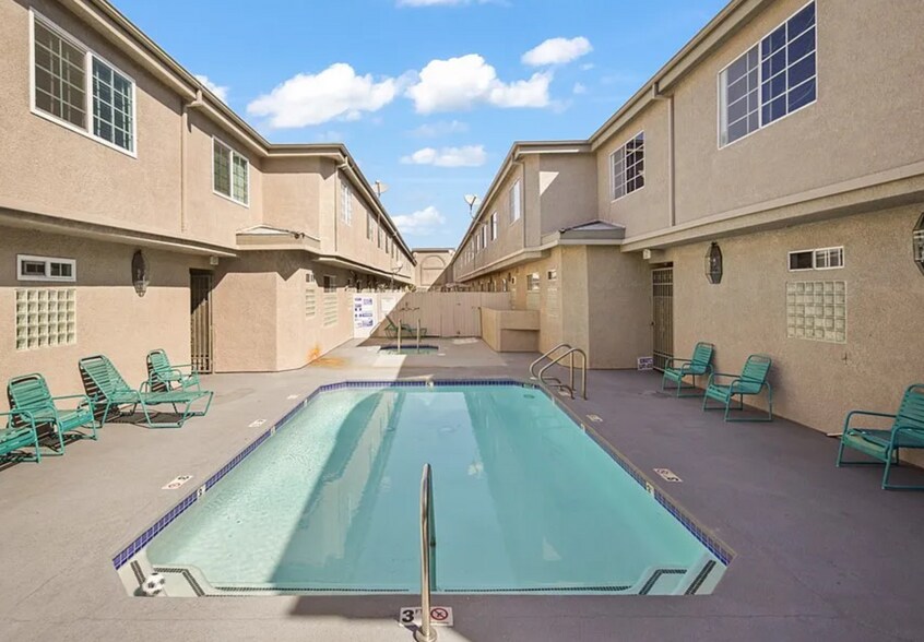 Building Photo - 18347 Saticoy St