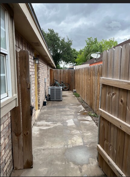 Building Photo - 1804 Agua Fina