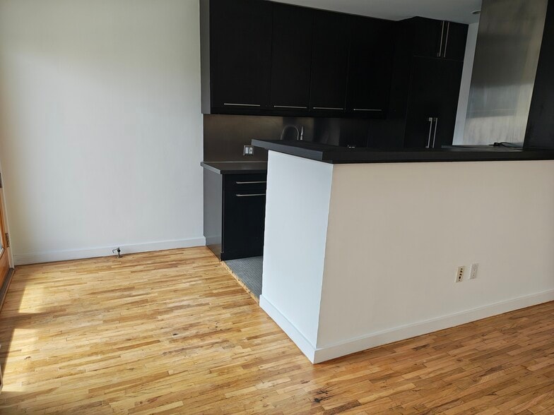 Building Photo - 252 3rd Ave