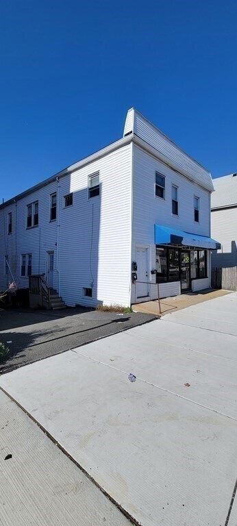 Building Photo - 195 Chelsea St