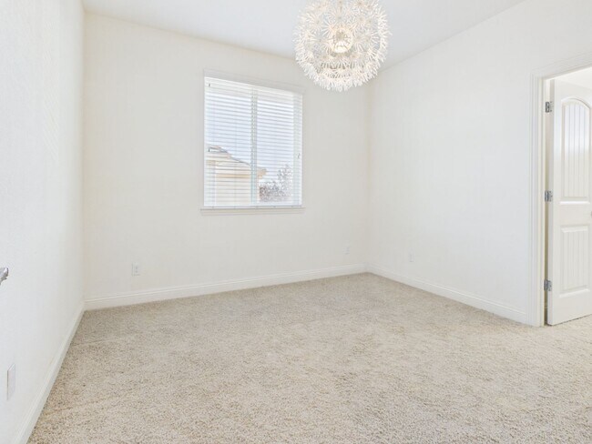 Building Photo - Spacious 5-Bedroom Solar Home in Blackstone with Resort Style Amenities