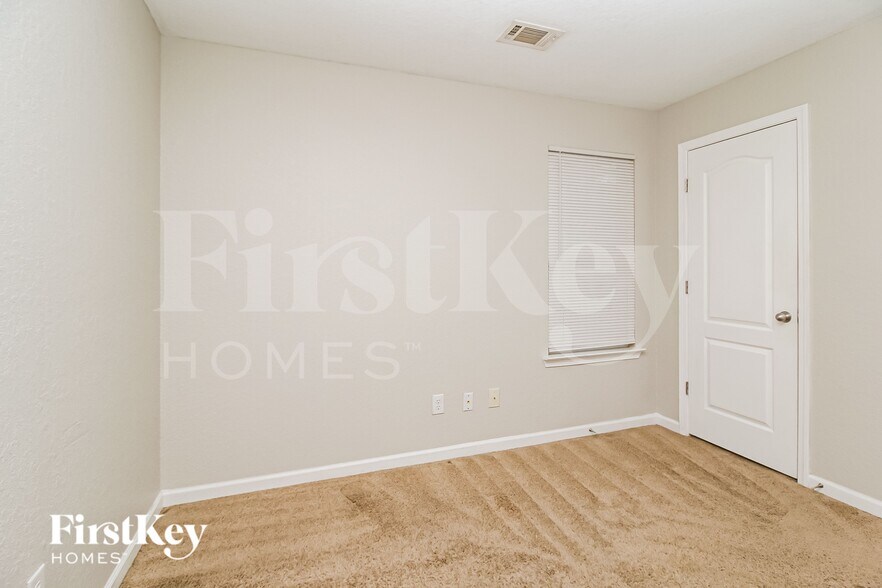 Building Photo - 355 Lakeside Point