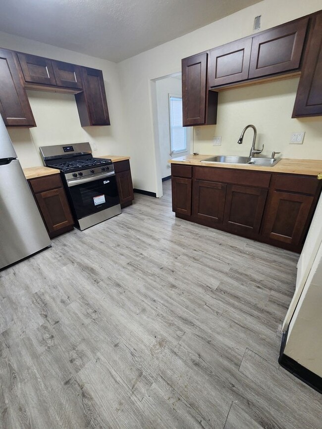 Building Photo - 4 Bedroom Clean House For Rent
