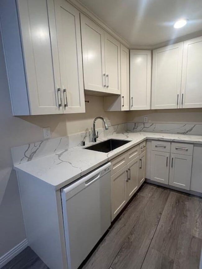 Building Photo - 4905-4907 Douvan Court