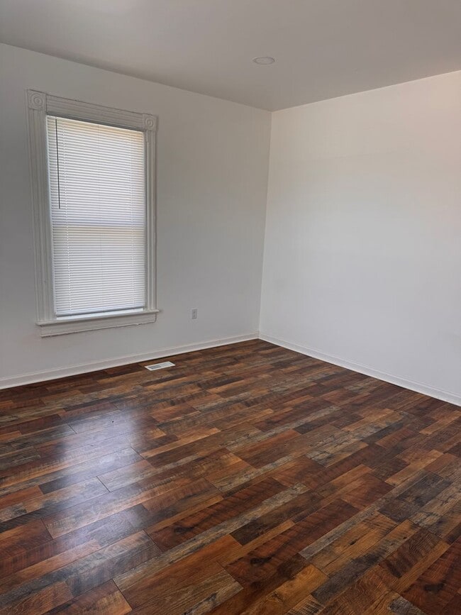 Building Photo - 3 Bedroom || 1 Bathroom Single Family Home