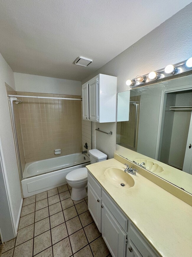 Building Photo - 625 Manco Rd