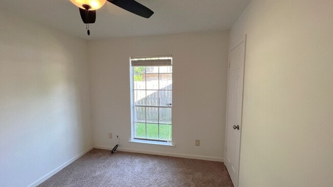 Building Photo - Lovely 3-Bedroom