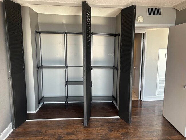 Building Photo - 410 W 7th St