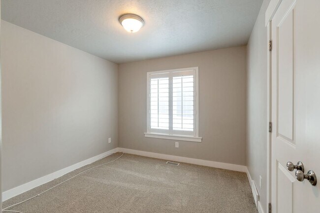 Building Photo - Available Now | American Fork, UT | 5 Bed | 3 Full Bath | Single-Family Home