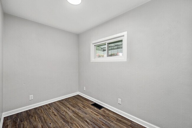 Building Photo - Beautiful 3 bedroom home in Munhall available November 1!