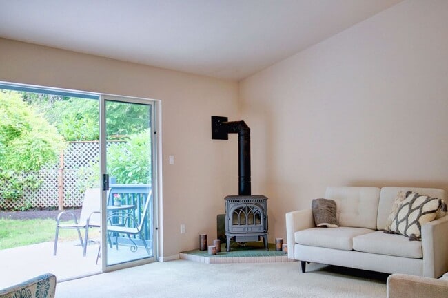 Building Photo - Lovely Clinton Home with Great Light and Pet Friendly!