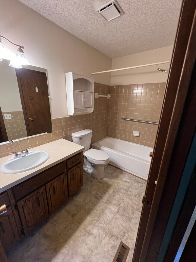 Building Photo - 5 Golden Oak Dr